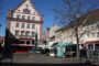 Top-Lage - Ihr neuer Laden in KA-Durlach - Blick auf das gegenüber liegende Rathaus