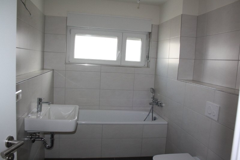 RESERVIERT - Erstbezug - helles Reihenhaus - ideal für kleine Familie in KA-Stupferich - Bad mit Wanne und Dusche im 1 OG