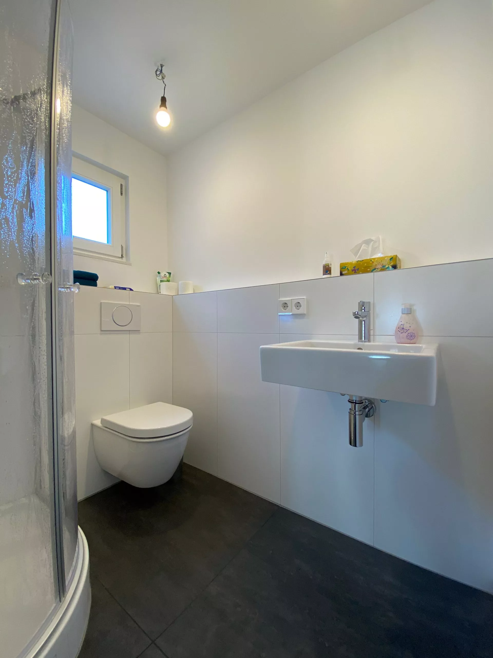 Gut geschnittenes, neuwertiges Reihenhaus in Daxlanden - Bad im EG mit Dusche und Toilette
