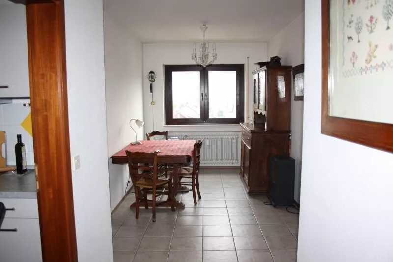 Über den Dächern von Grötzingen - 4-Zimmer-Wohnung mit großem Balkon - Essecke - links Küche, rechts Wohnzimmer